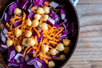 Bol de crudités, plat de légumes chou rouge carottes pois chiche et dés de fromage