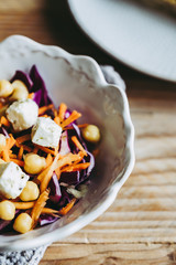 Bol de crudités, plat de légumes chou rouge carottes pois chiche et dés de fromage