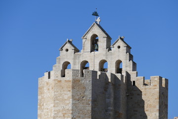 Fototapeta na wymiar Rückansicht Glockenfassade der Kirche Notre-Dame-de-la-Mer in Saintes-Maries-de-la-Mer / Frankreich