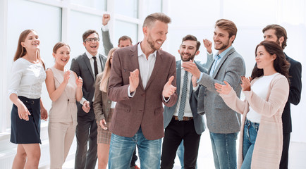 Obraz premium happy group of creative young business people applaud