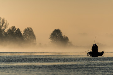 Wędkarze w mglisty jesienny poranek © Krzysztof
