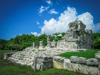 Fototapeta na wymiar mayan ruins in mexico