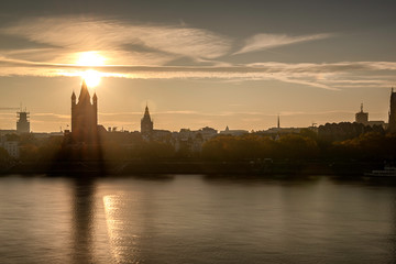 Fototapeta na wymiar Skyline von Köln mit Kölner Dom und Hohenzollernbrücke bei Nach, Panorama of Cologne in Germany at sunset, cityscape by the Rhine.