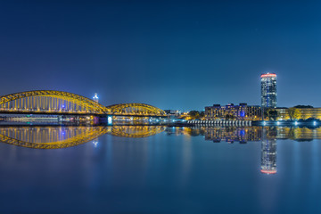 Obraz premium Panorama of the Hohenzollern Bridge over the Rhine River and Cologne Cathedral by night, Cologne city skyline Germany,Skyline von Köln mit Kölner Dom und Hohenzollernbrücke bei Nacht.