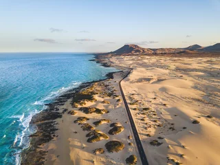 Fotobehang Canarische Eilanden Luchtmening van mooi tropisch strand en blauw oceaanlandschap - het concept van het hemeltoevluchtparadijs voor grote vakantievakantie van de zomer - toerismebestemming Fuerteventura in de Canarische Eilanden van Spanje