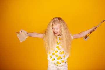 
fröhliches mädchen freut sich an ostern