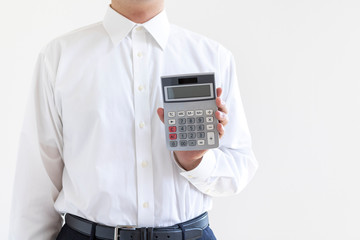 電卓を持ったワイシャツの男性 