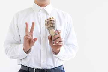 お金を持ったワイシャツの男性