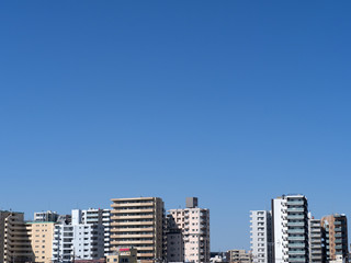 Fototapeta premium マンション街と青空