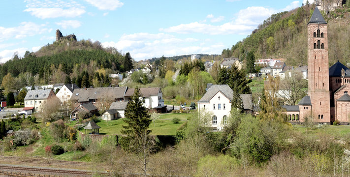 Gerolstein - Erl&ouml;serkirche mit Munterley