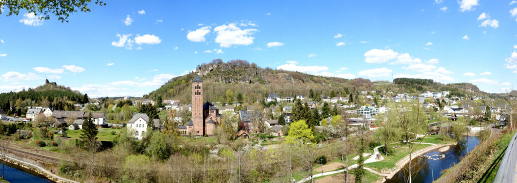 Gerolstein - Erl&ouml;serkirche mit Munterley