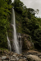 Obraz premium Man in a big waterfall in Bajos del Toro in Costa Rica