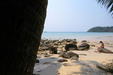 Obraz premium Mujer leyendo en la playa de Koh kood, golfo de tailandia.