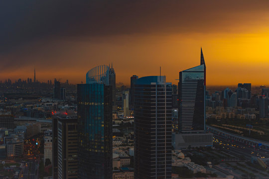 Madrugada sobre paisaje urbano de Dubai, Emiratos Arabes Unidos. Cielo con tonalidades c&aacute;lidas, rascacielos, edificios modernos.