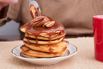 Desayuno de hotcakes con cajeta y nuez