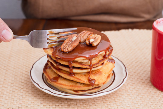 Desayuno de hotcakes con cajeta y nuez