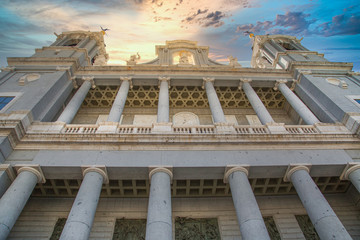 Obraz premium Madrid, Famous Almudena Cathedral standing in front of Royal Palace