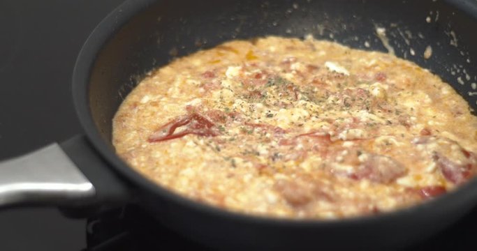 Ricetta greca in cottura a base di feta sbriciolata con pomodoro, origano ed olio di oliva