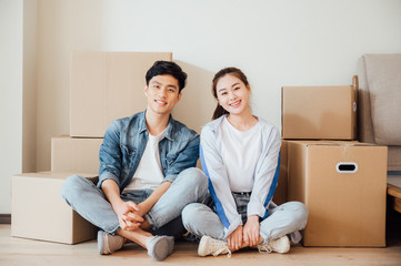 Fototapeta na wymiar Asian young couples move to new house
