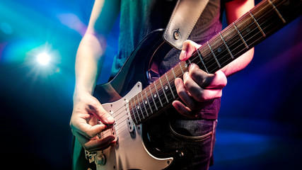 Obraz na płótnie Canvas ステージ上のロックギタリストのイメージ画像