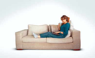 Mujer sentada en un sillón realizando tele trabajo. fondo blanco