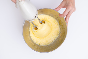 自宅でスポンジケーキを焼く工程　卵とグラニュー糖をハンドミキサーで混ぜる様子