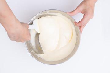 自宅でスポンジケーキを焼く工程　ヘラで生地を混ぜる様子