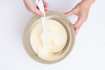 自宅でスポンジケーキを焼く工程　ヘラで生地を混ぜる様子