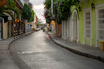 Calle en ciudad amurallada Cartagena de Indias