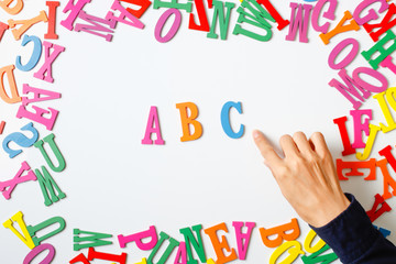 ABC カラフルなアルファベット