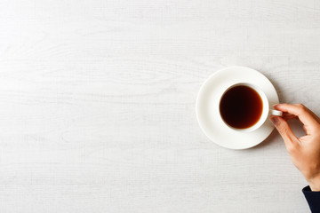 コーヒーを飲む男性