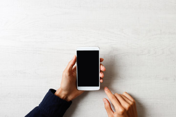 スマホの画面を見せる人