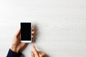 スマホの画面を見せる人