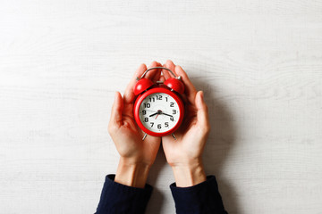 目覚まし時計と人物