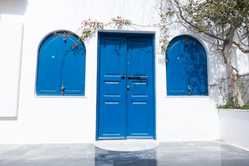 Oia village architecture on the Greek island of Santorini © luchschenF