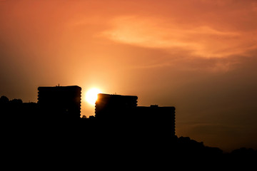 Obraz premium The sun shines through the building on the hill.