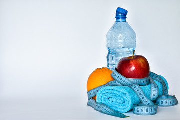 Obraz premium to do fitness in the gym. water, towel, headphones, apple on a white background top view space for text template.