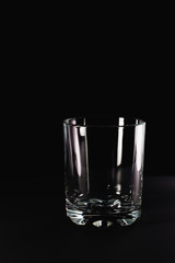 стакан на черном фоне 