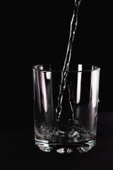 стакан на черном фоне 