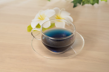 青いハーブティー