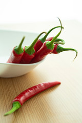 요리를 위한식탁 위의 빨간 고추