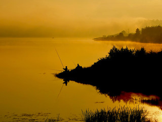 wędkarski wschód słońca nad jeziorem
