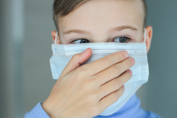 The child puts on a protective mask