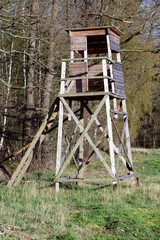 Halboffener Ansitz am Waldrand