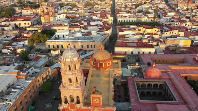Toma aerea de templo en el centro historico de queretaro.