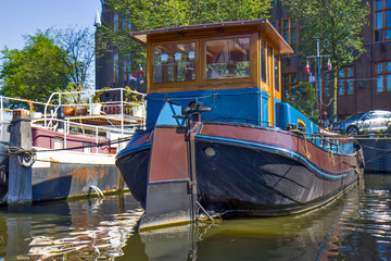 Fototapeta na wymiar Ship on the river in Amsterdam