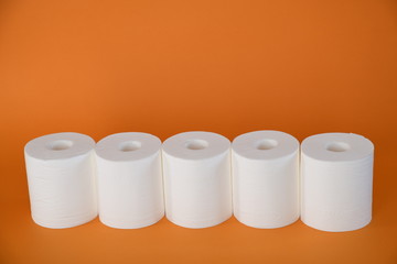 トイレットペーパー　背景オレンジ色