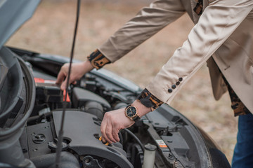 Obraz premium Senior man have a problem with a car, trouble at road