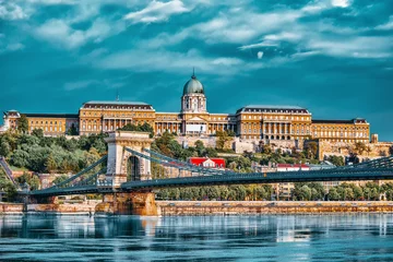 Photo sur Plexiglas Széchenyi lánchíd Budapest Royal Castle and Szechenyi Chain Bridge at day time from Danube river, Hungary.