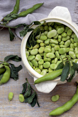 Frutas frescas descascadas de feijão verde.